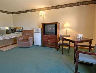 Super 8 By Wyndham Marshall